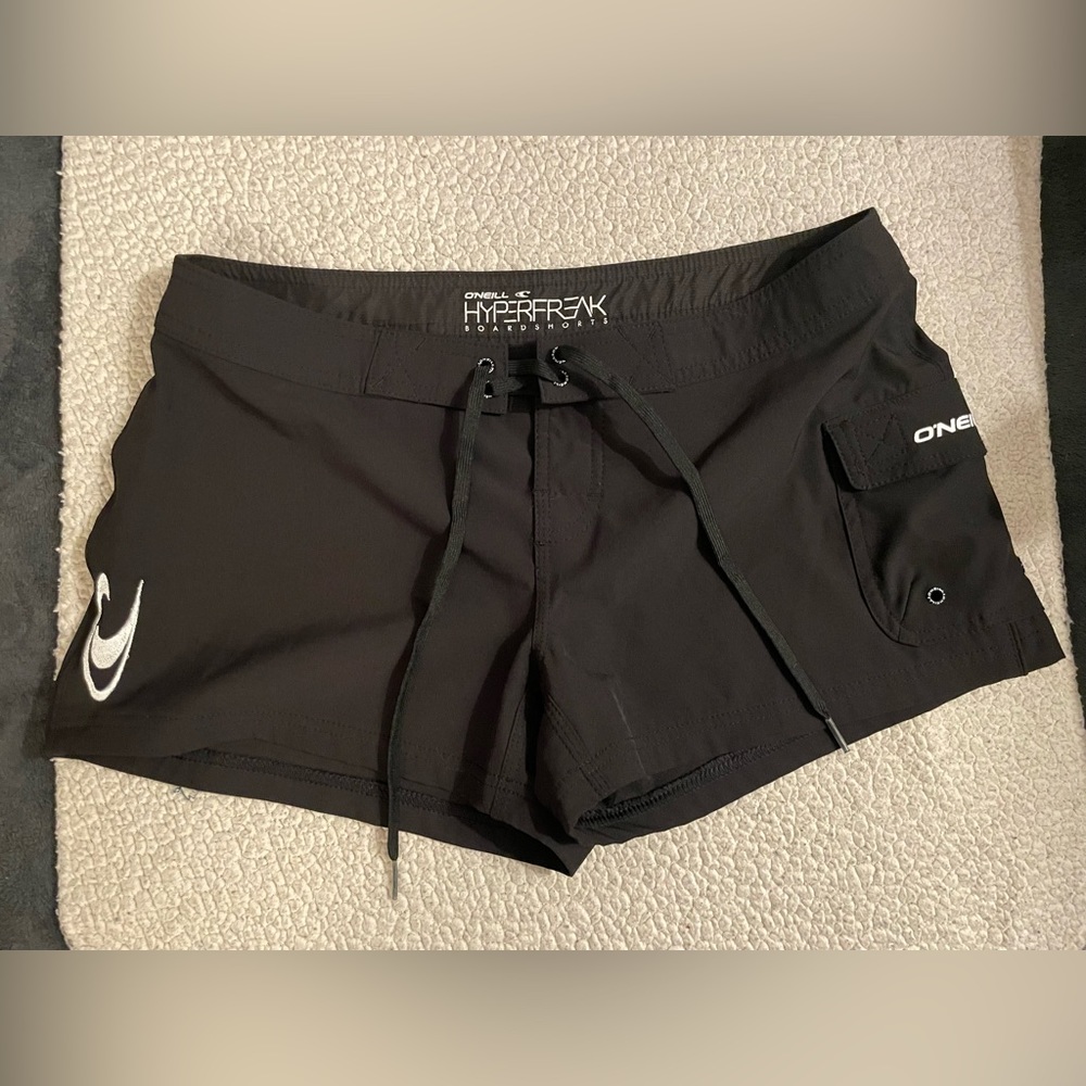 LIKE NEW - O’Neill Hyperfreak 3” Women’s Boardshorts, juniors size 3, black